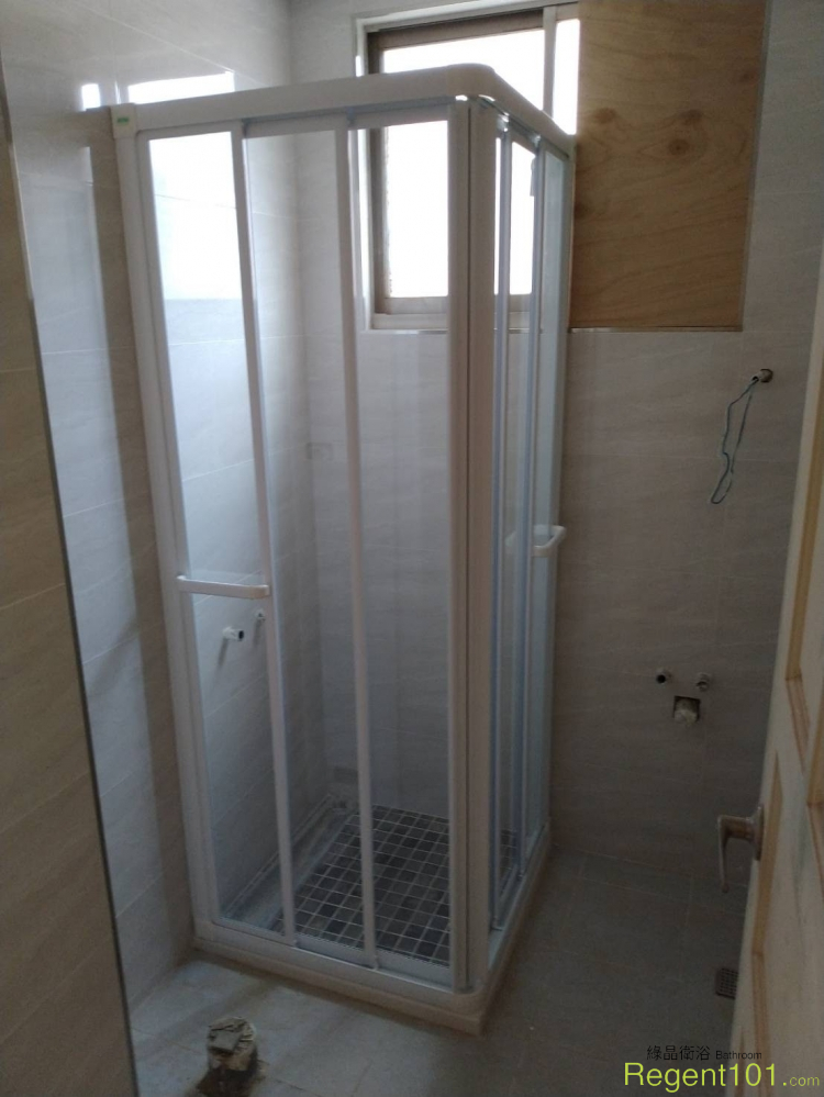 L型白框三片式雙開橫推淋浴門